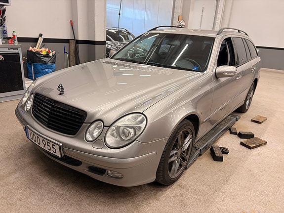 Mercedes-Benz E200 2 of 5