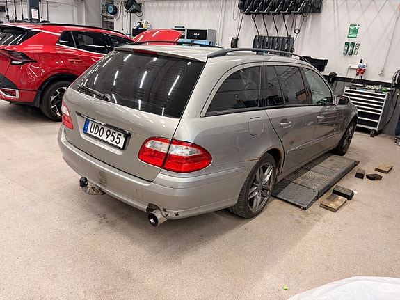 Mercedes-Benz E200 4 of 5