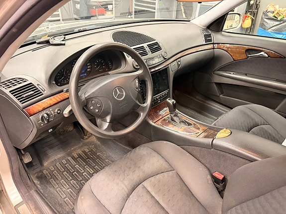 Mercedes-Benz E200 5 of 5
