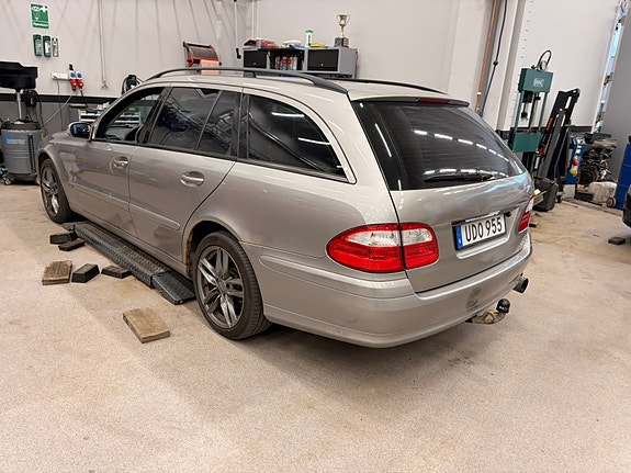 Mercedes-Benz E200 3 of 5