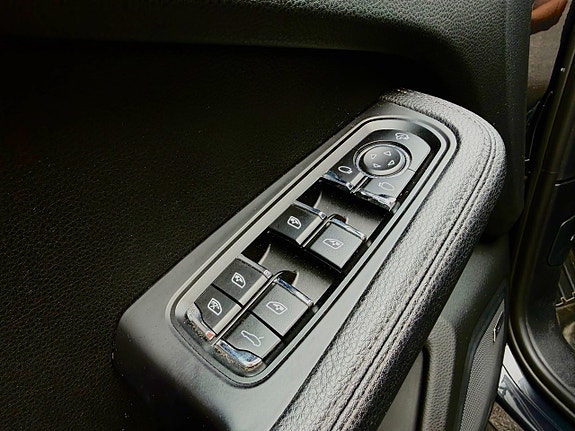 Porsche Macan 27 of 28