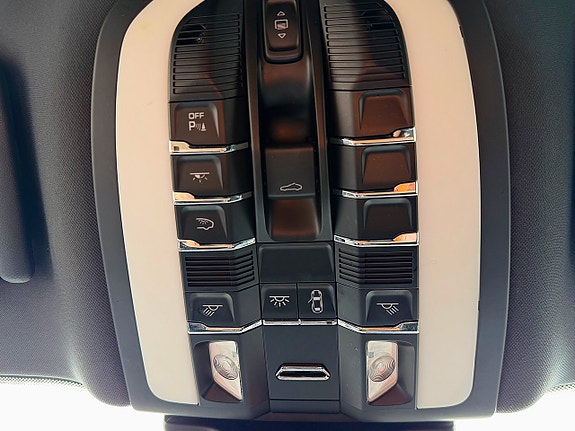 Porsche Macan 26 of 28