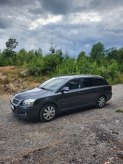 Toyota Avensis 2 of 5