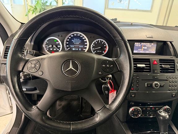 Mercedes-Benz C180 11 of 13