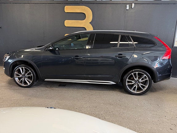 Volvo V60 Cross Country 2 of 5