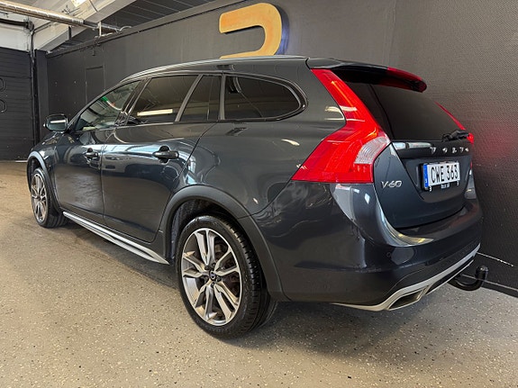 Volvo V60 Cross Country 3 of 5