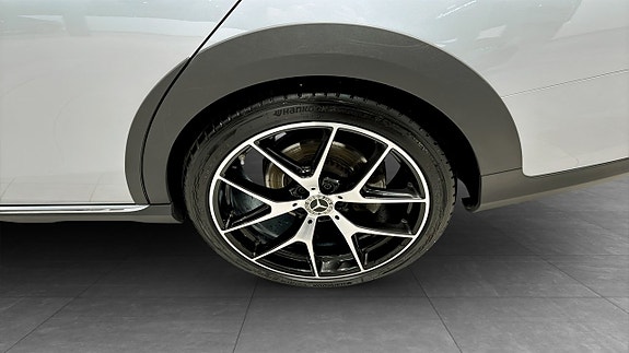 Mercedes-Benz E220 9 of 25