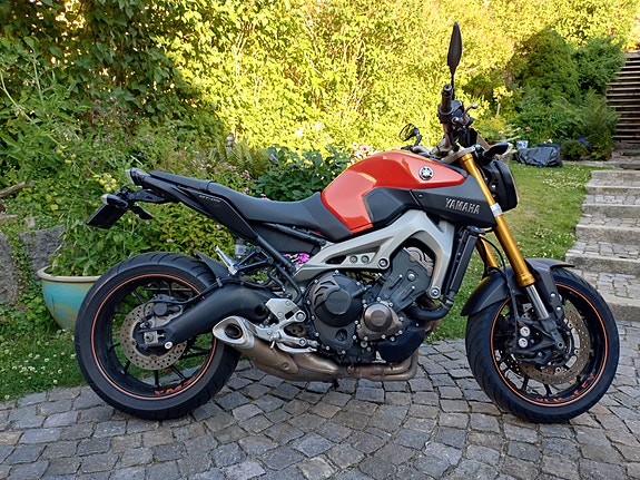 Yamaha MT-09 2 of 5