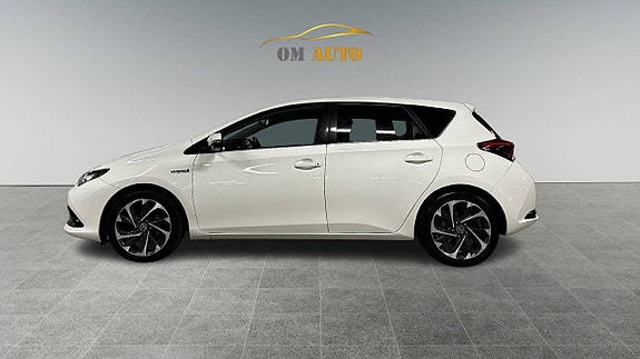Toyota Auris 7 of 13