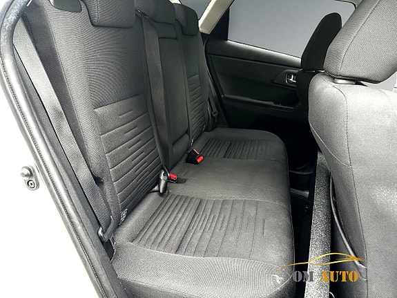 Toyota Auris 12 of 13