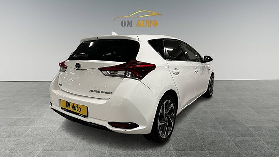 Toyota Auris 2 of 5