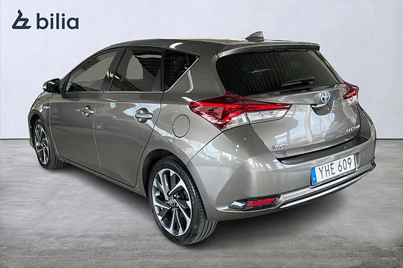 Toyota Auris 2 of 5