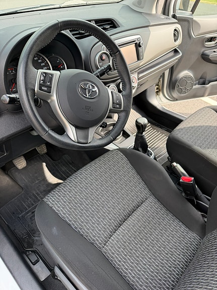 Toyota Yaris 8 of 13
