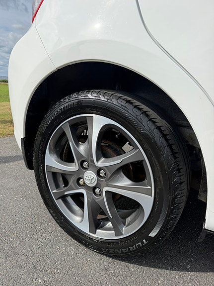Toyota Yaris 7 of 13