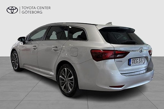 Toyota Avensis 2 of 5