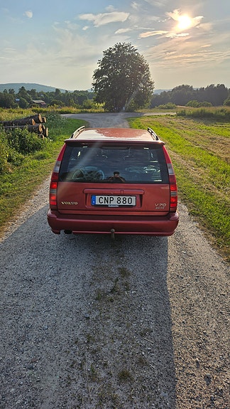 Volvo V70 3 of 11