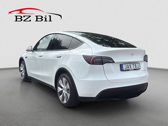 Tesla Model Y 4 of 5