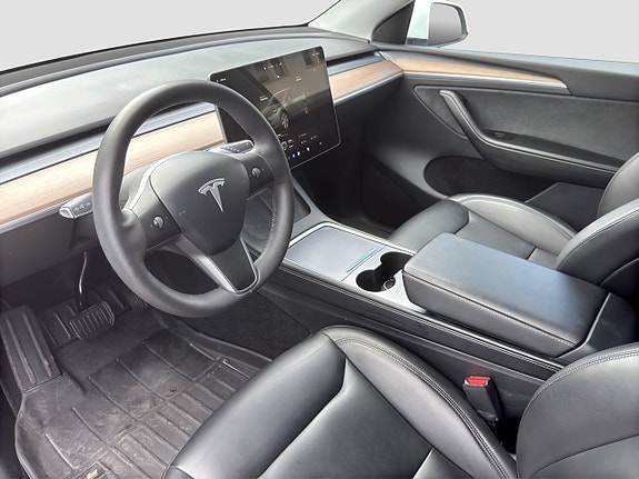 Tesla Model Y 9 of 18