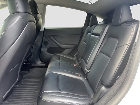 Tesla Model Y 10 of 18