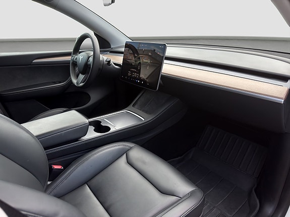 Tesla Model Y 14 of 18