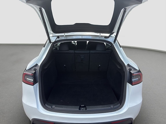 Tesla Model Y 15 of 18