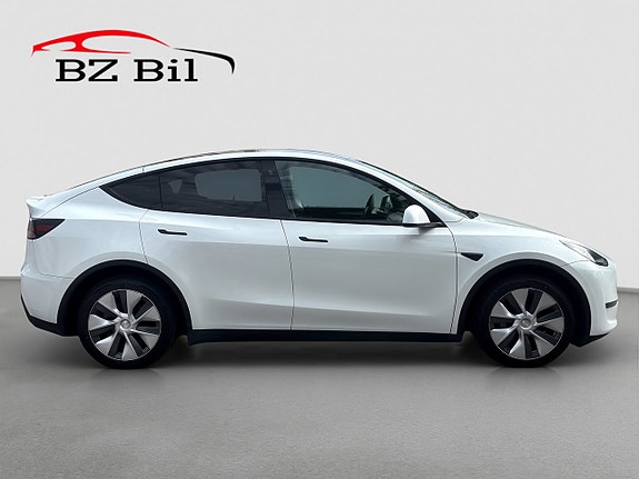 Tesla Model Y 7 of 18