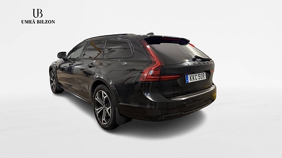 Volvo V90 Cross Country 2 of 15