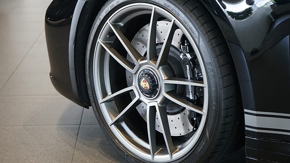 Porsche 911 Targa 4 GTS 7 of 9