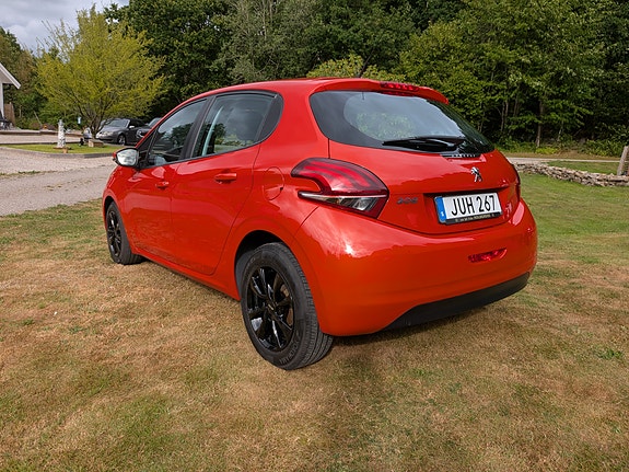 Peugeot 208 3 of 5