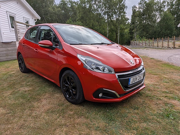 Peugeot 208 2 of 5