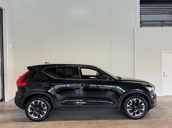 Volvo XC40 2 of 5