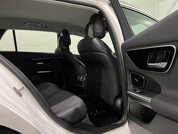 Mercedes-Benz C300 10 of 28