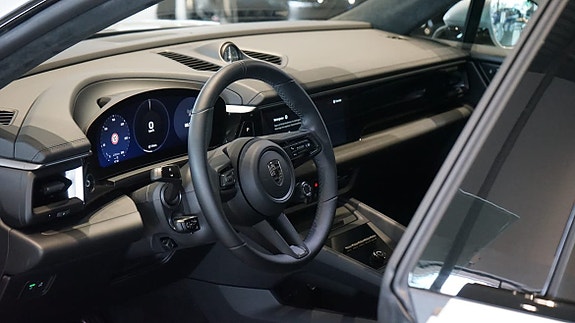 Porsche Macan Turbo 4 of 5