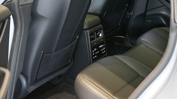 Porsche Macan Turbo 6 of 7