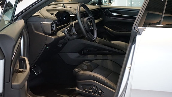 Porsche Macan Turbo 5 of 5