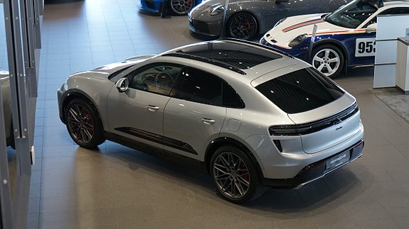 Porsche Macan Turbo 3 of 5