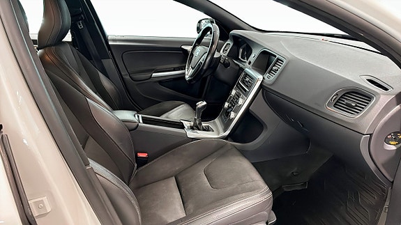 Volvo V60 Cross Country 3 of 5