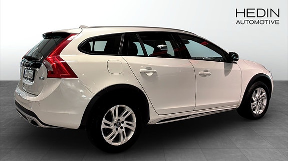 Volvo V60 Cross Country 2 of 5