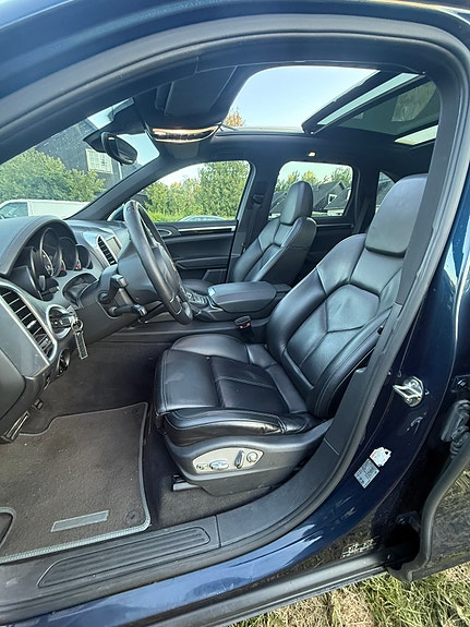 Porsche Cayenne 2 of 8