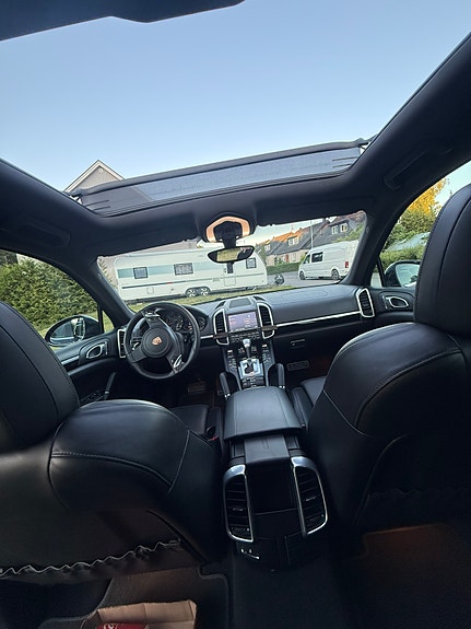 Porsche Cayenne 4 of 8