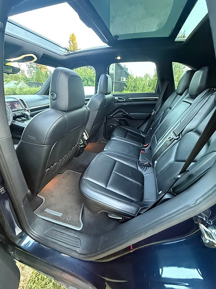 Porsche Cayenne 3 of 8