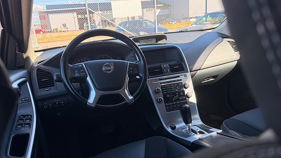 Volvo XC60 8 of 30