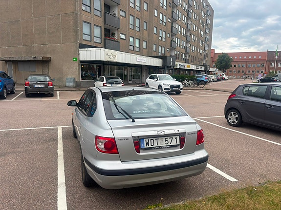 Hyundai Elantra 2 of 4