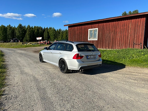 BMW 325i 3 of 5