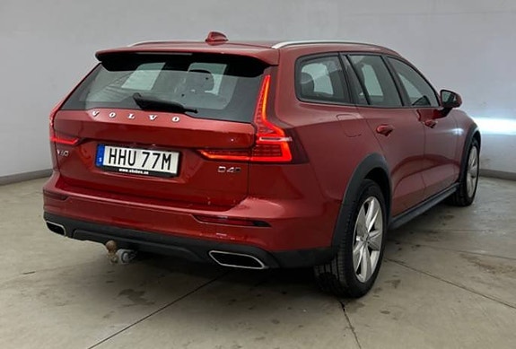 Volvo V60 Cross Country 2 of 11