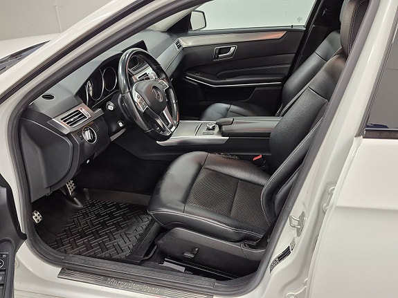 Mercedes-Benz E220 2 of 5