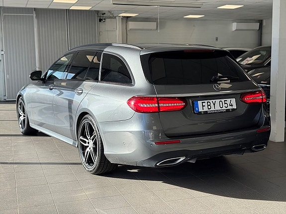 Mercedes-Benz E220 4 of 5