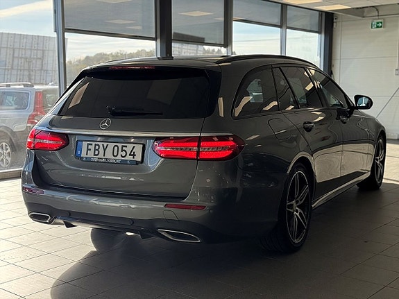 Mercedes-Benz E220 3 of 5