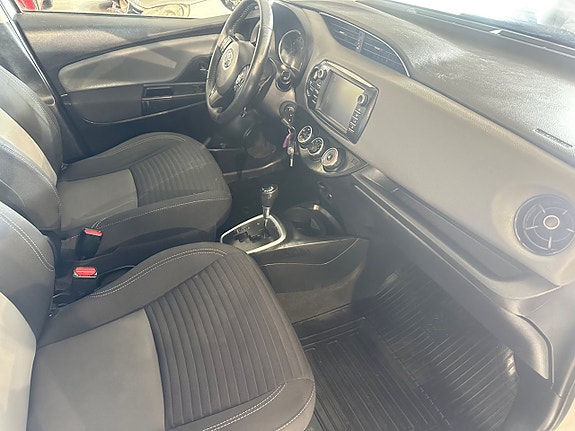 Toyota Yaris 6 of 13