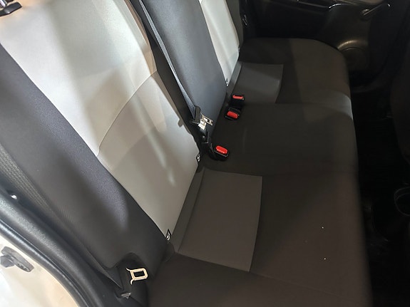 Toyota Yaris 8 of 13
